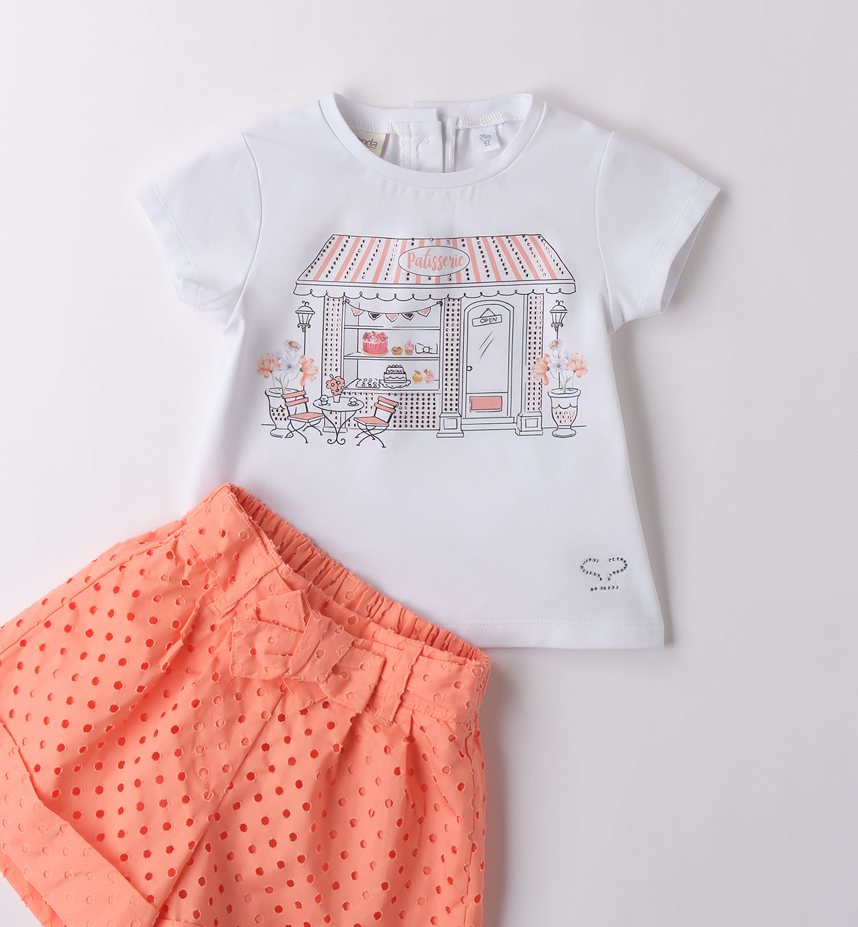Sarabanda Set mit City-Print & Lochmuster-Shorts
