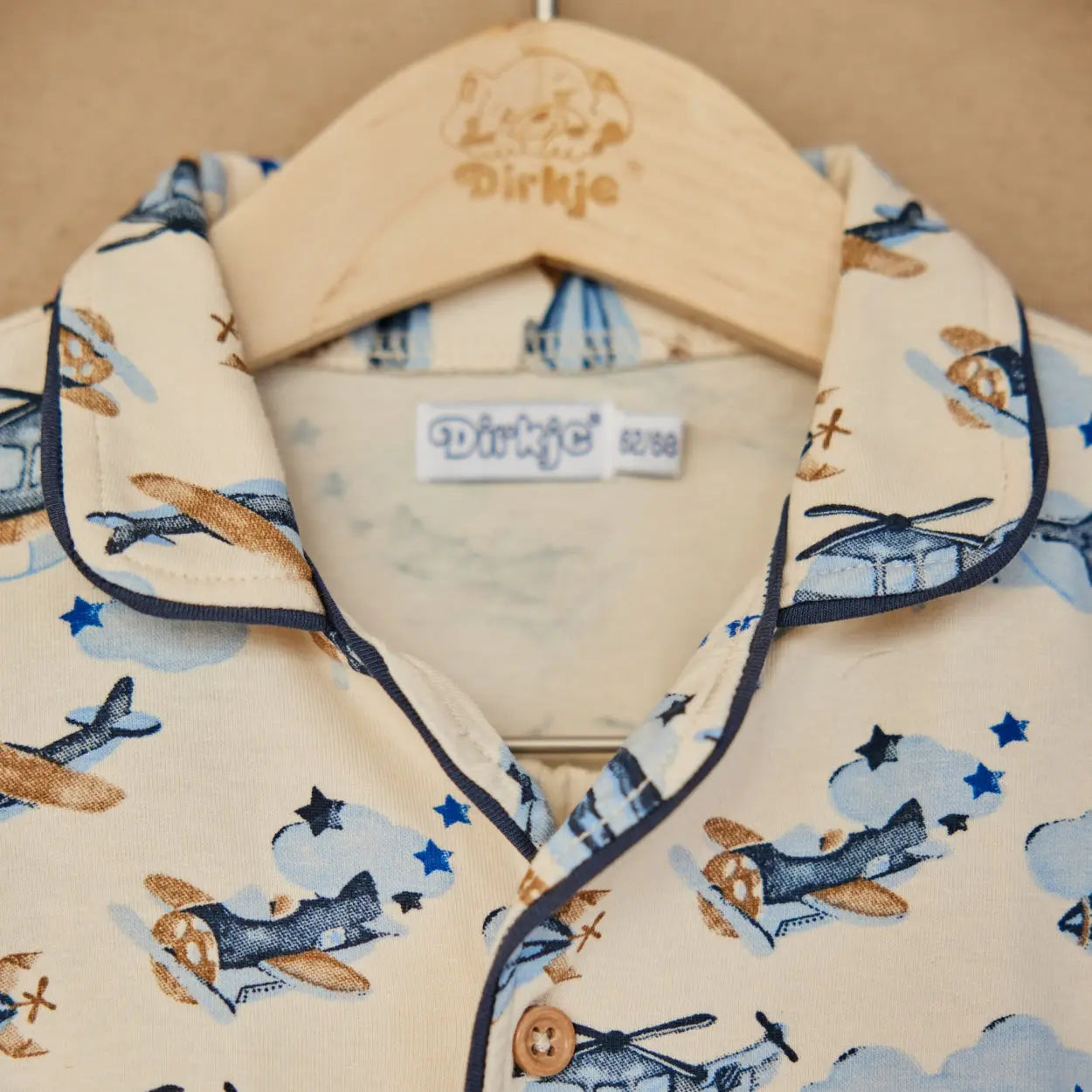 Dirkje Jungen-Pyjama – Off-White mit Flugzeugmuster - Pyjama - Dirkje