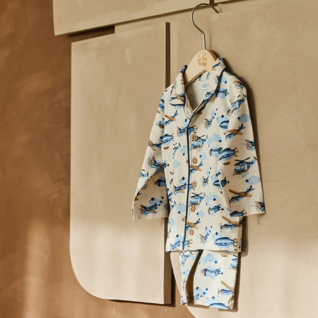 Dirkje Jungen-Pyjama – Off-White mit Flugzeugmuster - Pyjama - Dirkje