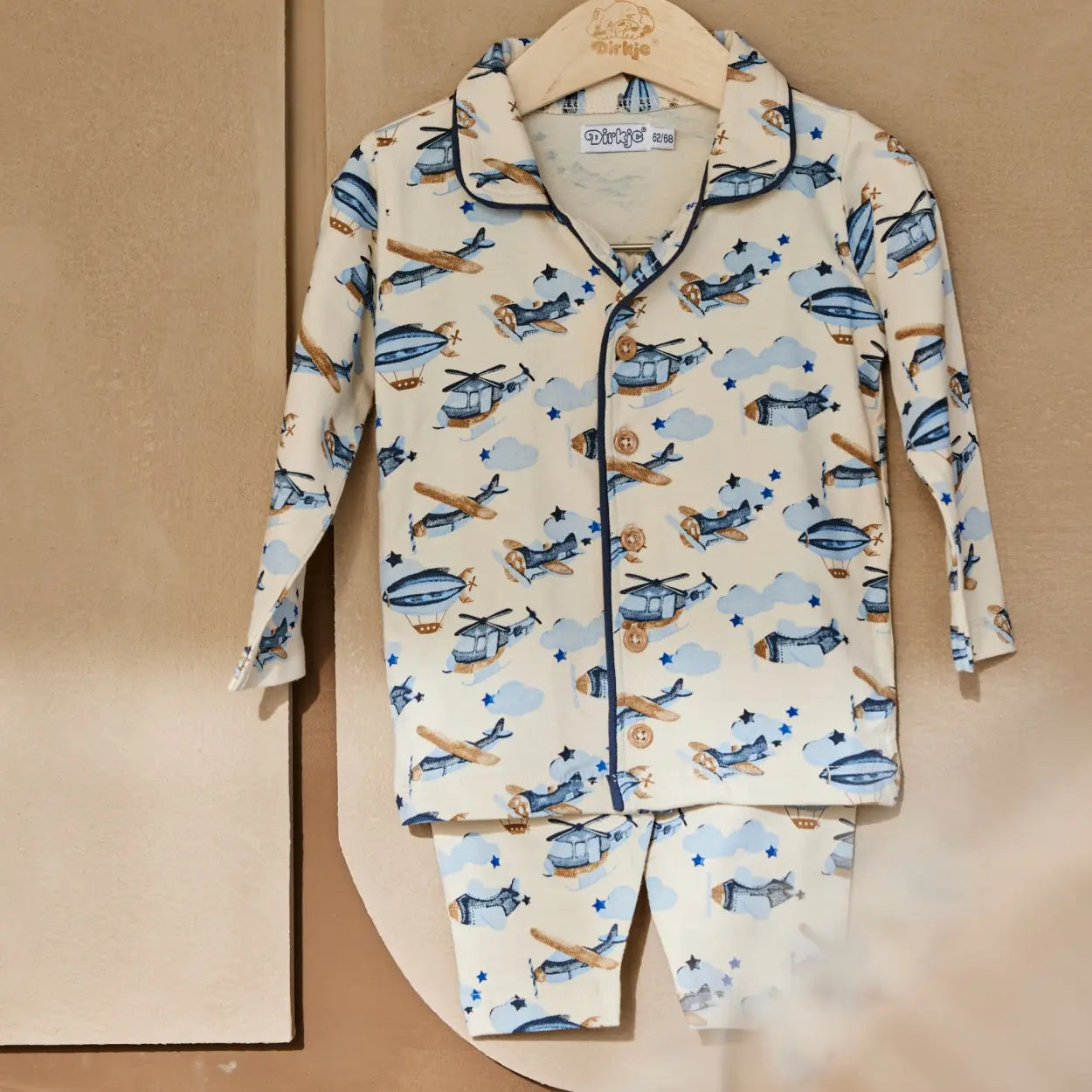 Dirkje Jungen-Pyjama – Off-White mit Flugzeugmuster - Pyjama - Dirkje