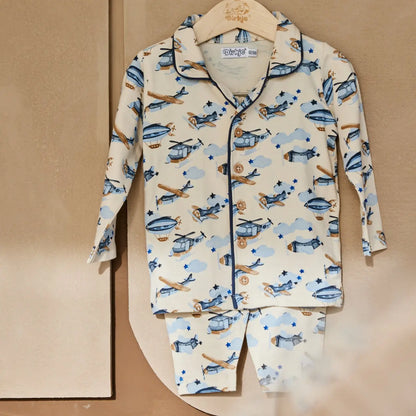 Dirkje Jungen-Pyjama – Off-White mit Flugzeugmuster - Pyjama - Dirkje