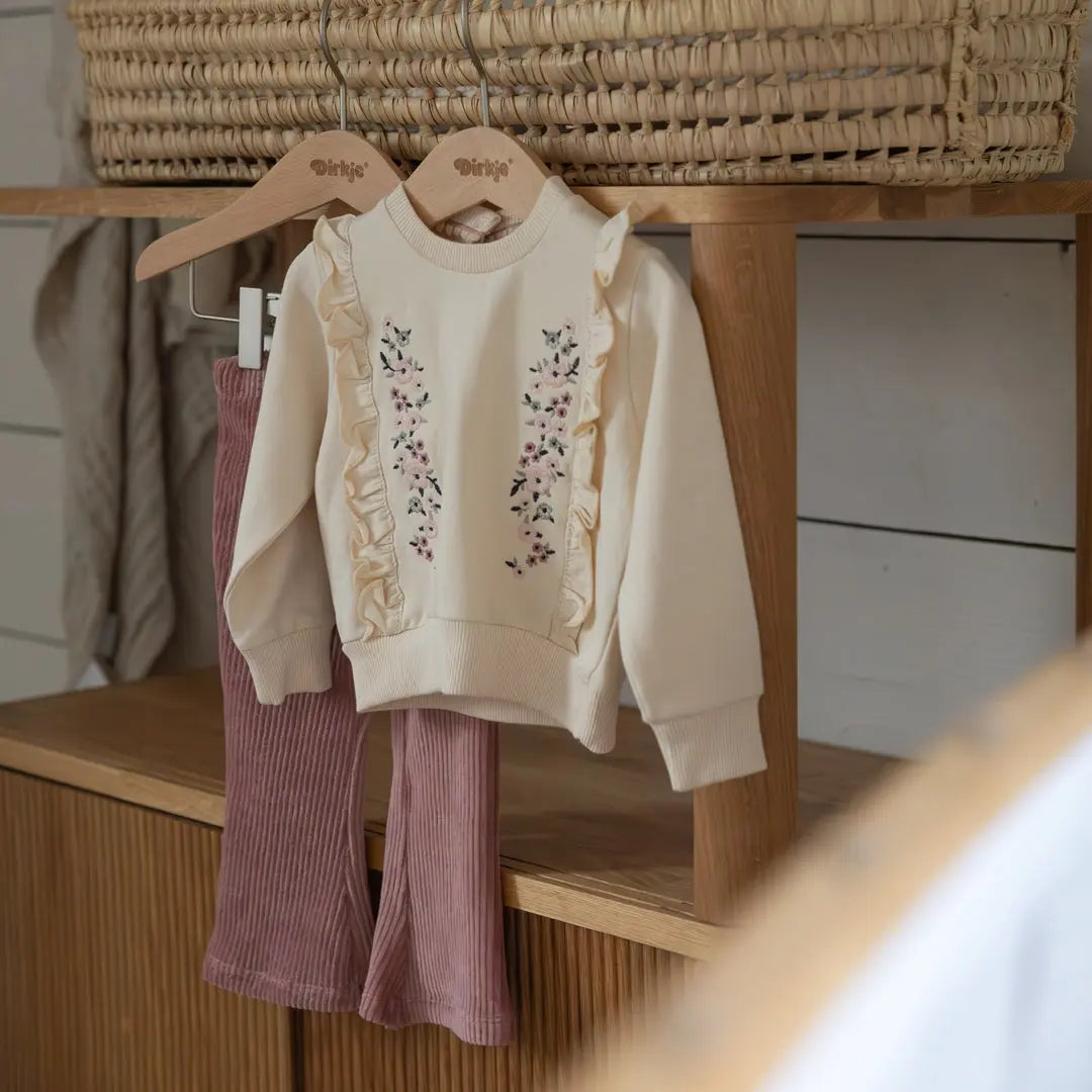 Dirkje Sweatshirt mit Rüschen & Blumen – Creme Mokkini Kindermode Sweatshirt