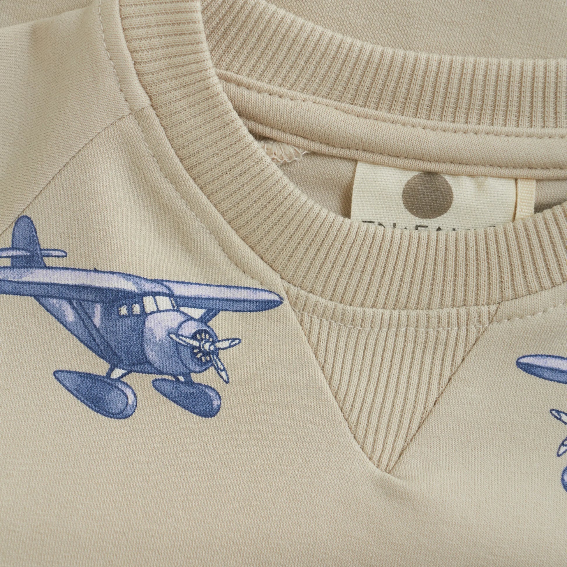 En Fant Sweatshirt mit Flugzeugprint in Beige Mokkini Kindermode Gesperrt