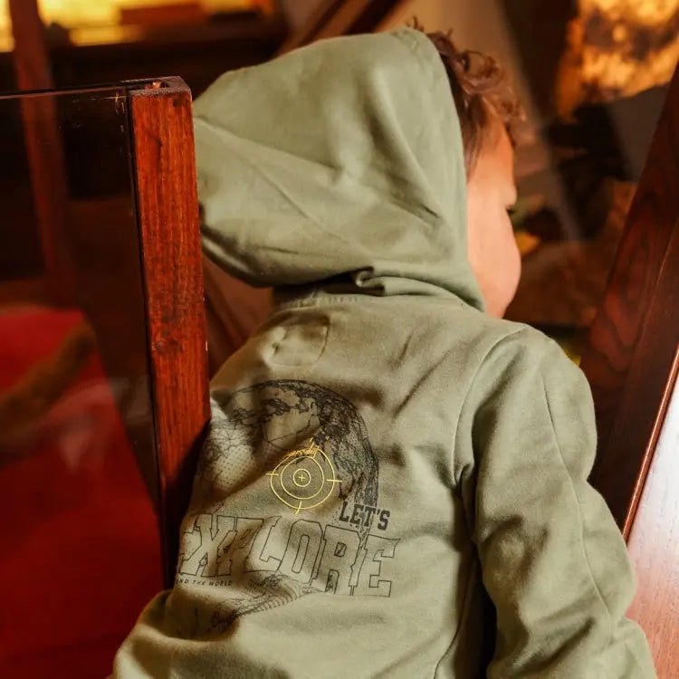 Koko NokoSweatshirt – Grün mit Weltkarten-Print Mokkini Kindermode Sweatshirt