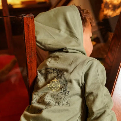 Koko NokoSweatshirt – Grün mit Weltkarten-Print Mokkini Kindermode Sweatshirt
