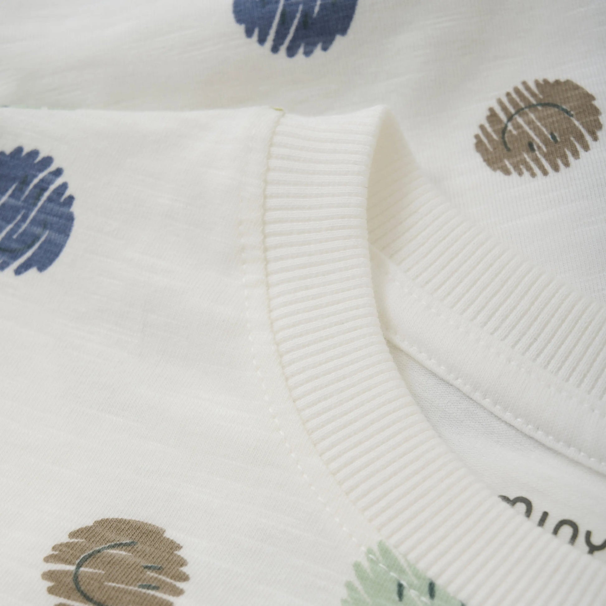 Minymo Jungen Langarmshirt "Smiley" in Weiß mit bunten Punkten Mokkini Kindermode Gesperrt