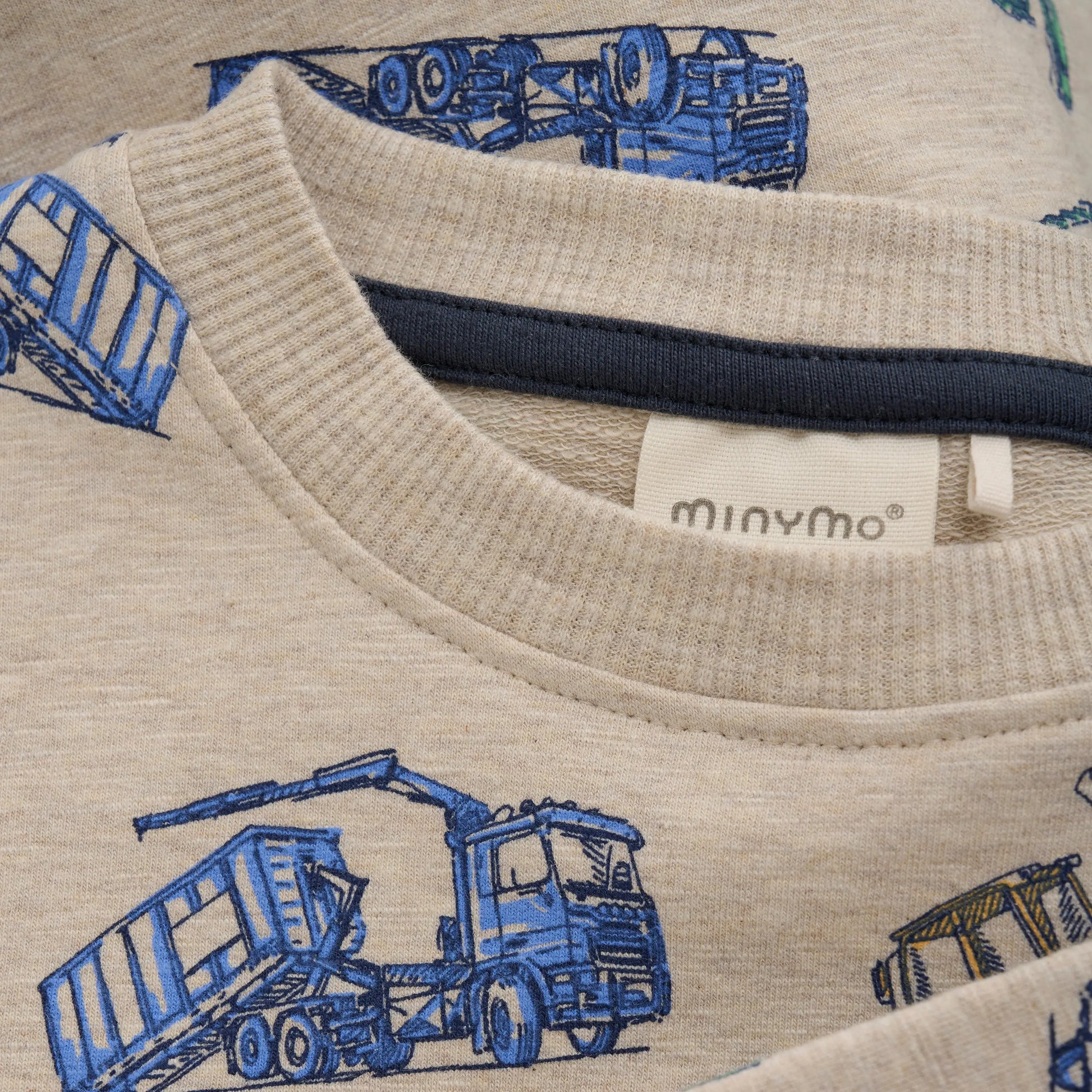 Minymo Jungen Sweatshirt mit Traktoren-Muster Mokkini Kindermode Gesperrt