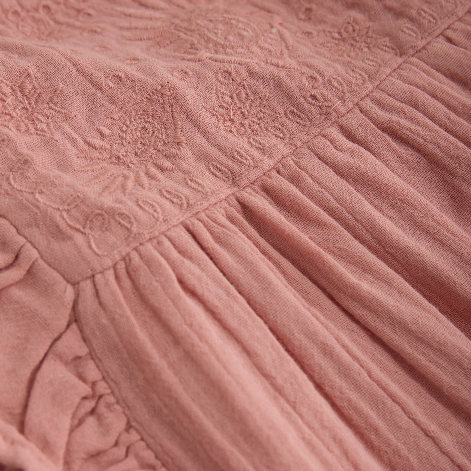 Minymo Kleid mit Rüschen und Stickereien in Altrosa Mokkini Kindermode Gesperrt
