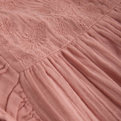 Minymo Kleid mit Rüschen und Stickereien in Altrosa Mokkini Kindermode Gesperrt