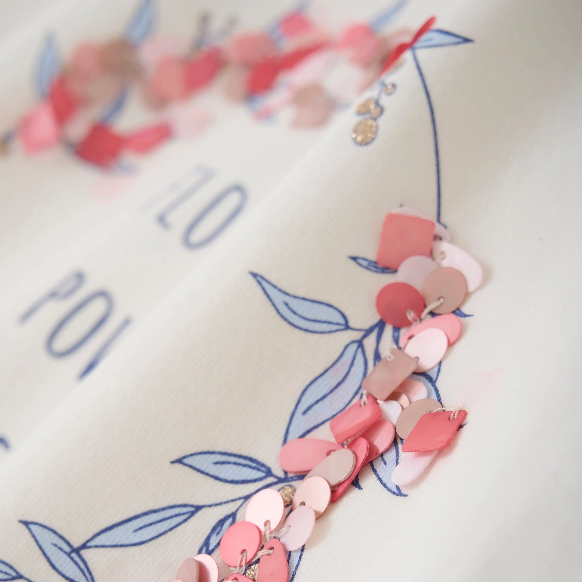 Minymo Langarm-T-Shirt mit "Flower Power Pretty" Print und Rüschen Mokkini Kindermode Gesperrt