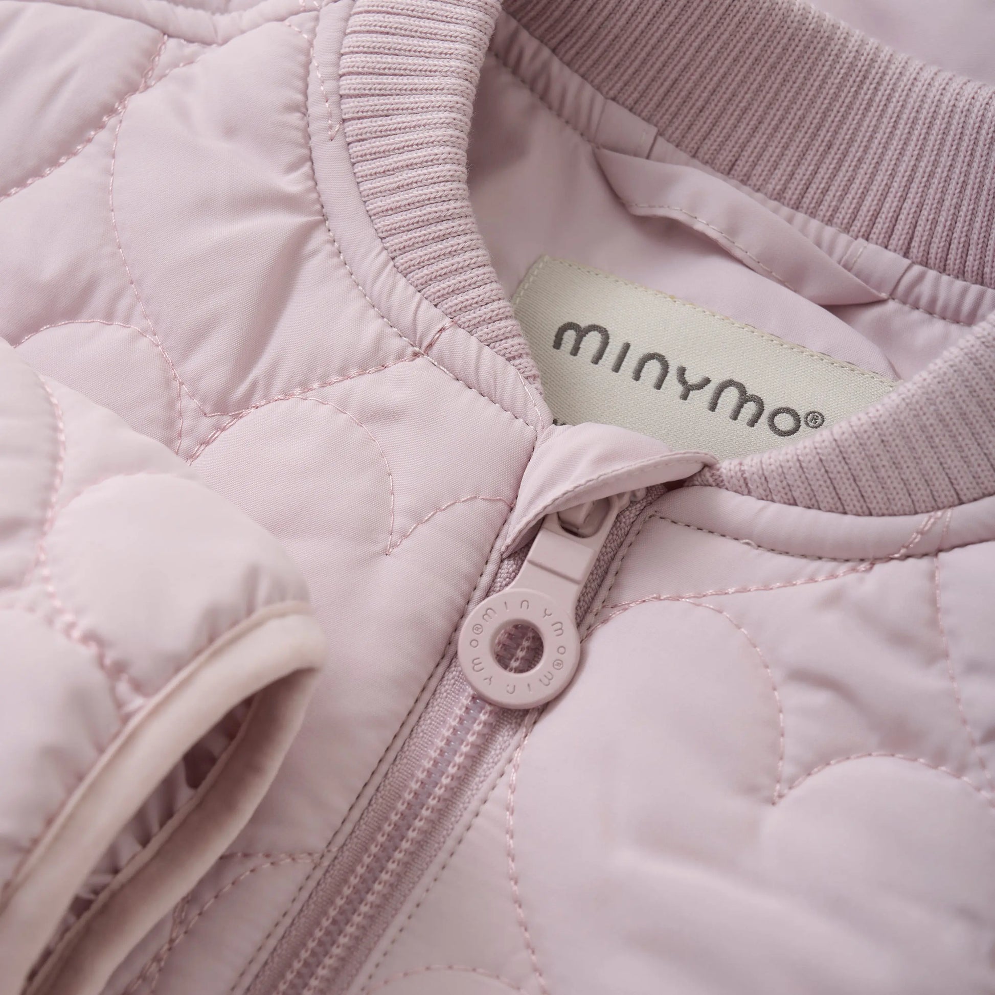 Minymo Mädchen Steppjacke in Hellrosa mit Herz-Quiltmuster Mokkini Kindermode Gesperrt