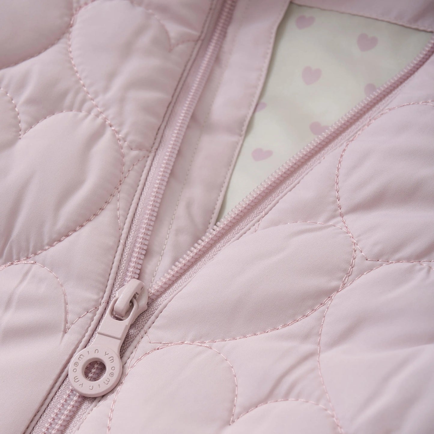Minymo Mädchen Steppjacke in Hellrosa mit Herz-Quiltmuster Mokkini Kindermode Gesperrt