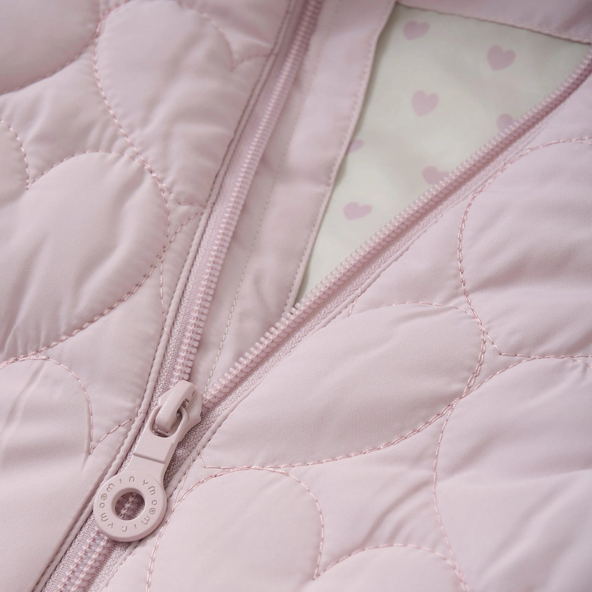 Minymo Mädchen Steppjacke in Hellrosa mit Herz-Quiltmuster Mokkini Kindermode Gesperrt