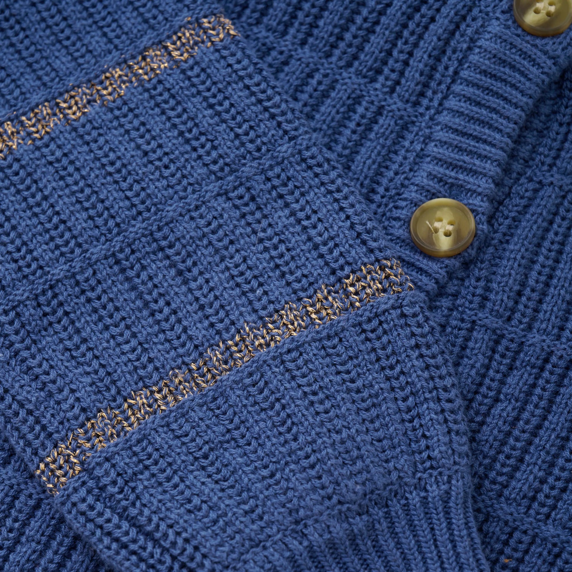 Minymo Strickjacke mit Holzknöpfen und Glitzerdetails Mokkini Kindermode Gesperrt