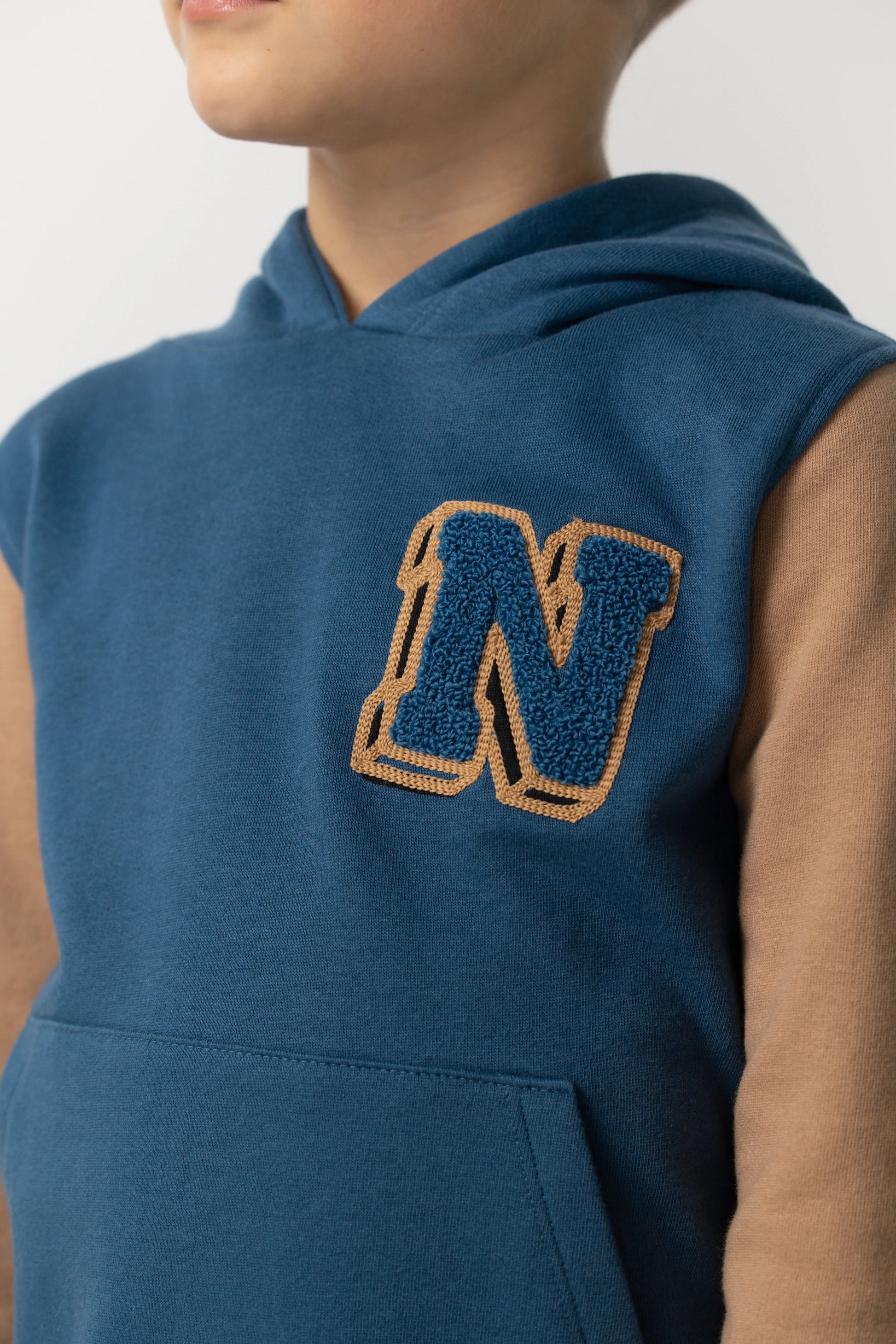 Noppies Sweatshirt mit Kapuze & N-Patch – Blau/Beige Mokkini Kindermode