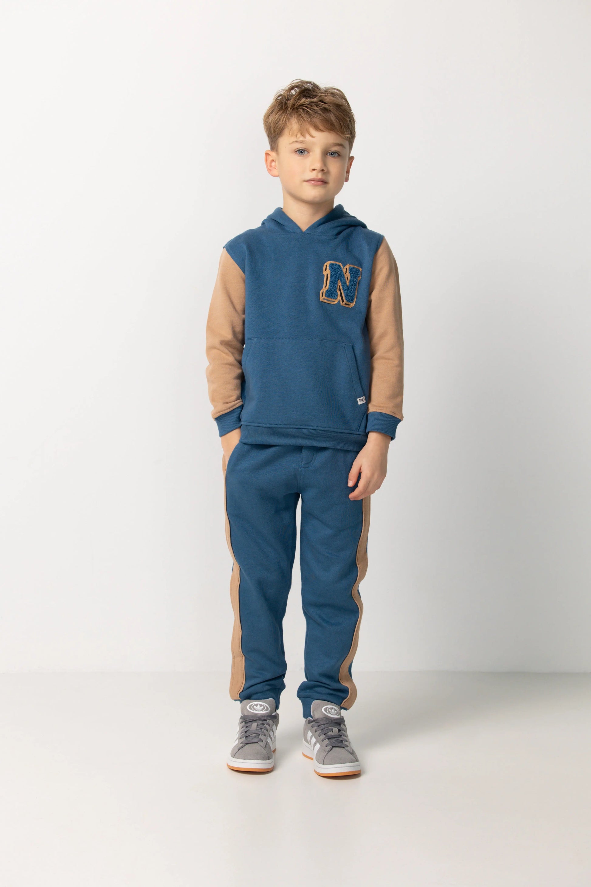 Noppies Sweatshirt mit Kapuze & N-Patch – Blau/Beige Mokkini Kindermode